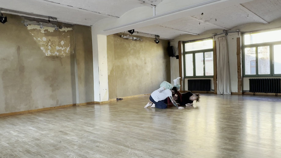Contact Improvisation in trio